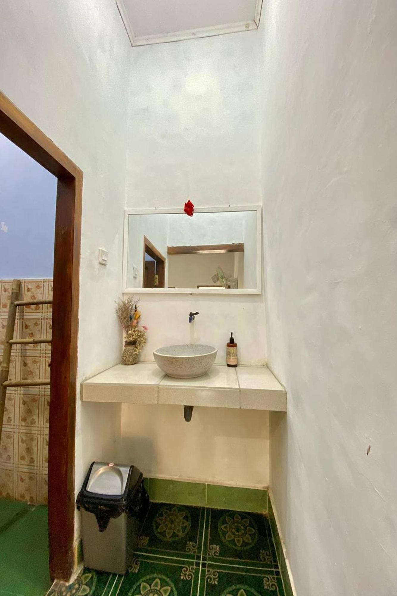 Duyung Rooms & Resto Gerupuk Бумбанг Экстерьер фото